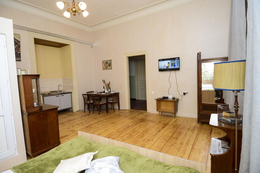 Solo Room Apartment Tbilisi Esterno foto